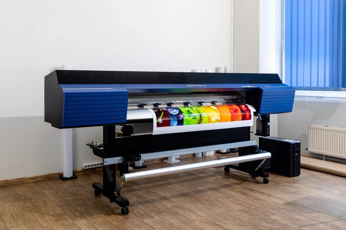 Roland VG2 printeris drukā krāsainu plakātu