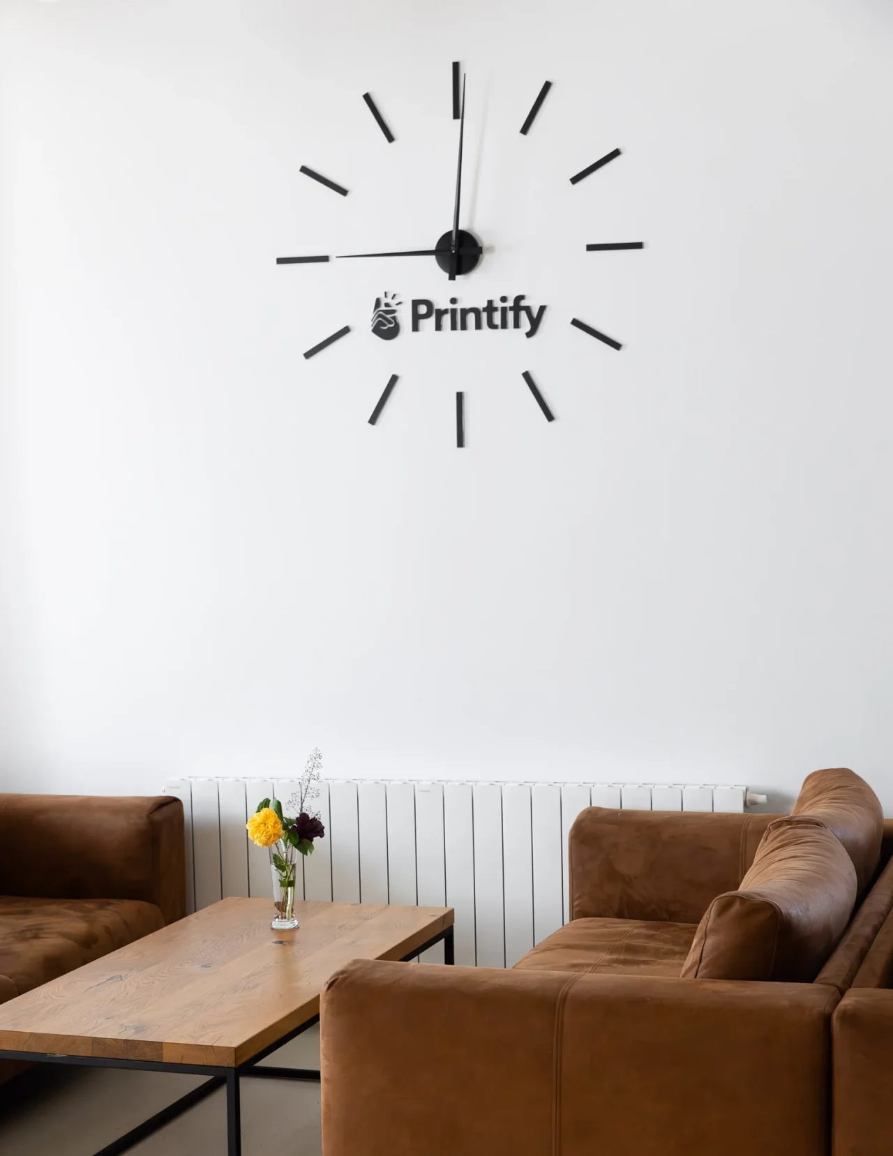 Printify sienas pulkstenis virs atpūtas zonas