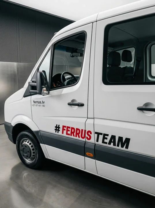 Ferrus Team busiņš ar uzlīmēm