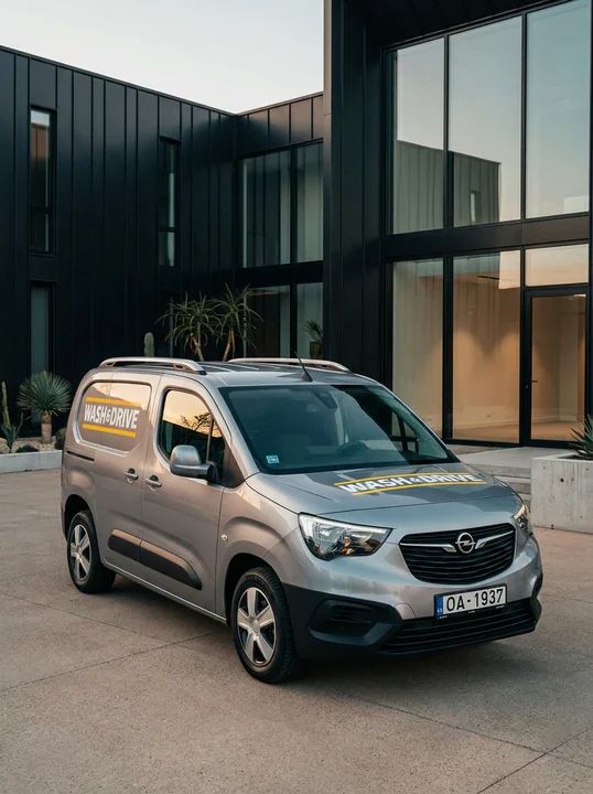 Opel furgons ar Wash&Drive uzlīmēm
