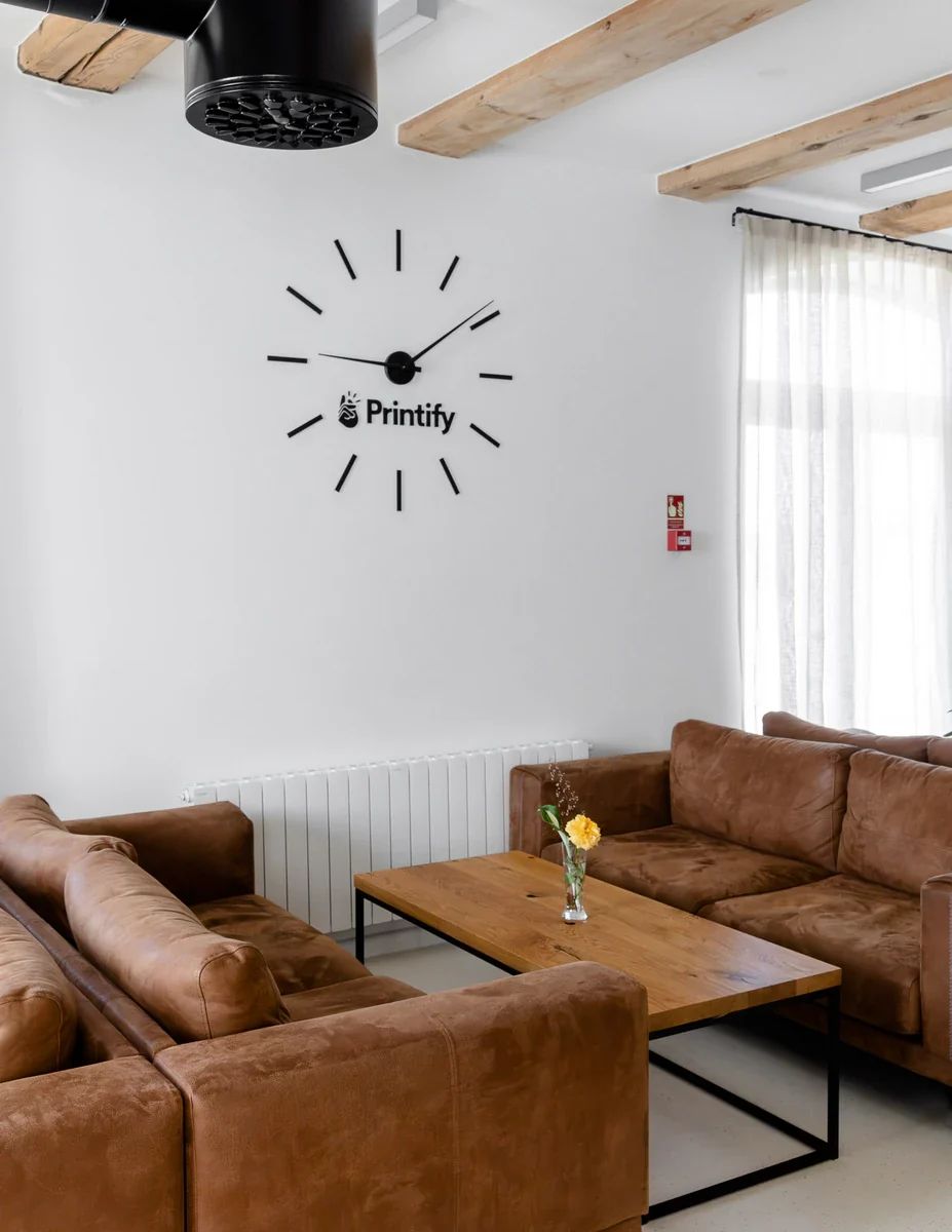 Printify atpūtas zona ar sienas pulksteni
