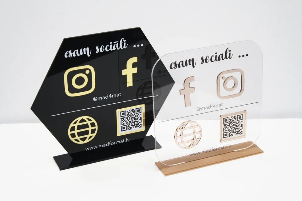 Akrila galda stendi ar sociālo tīklu ikonām un QR kodu