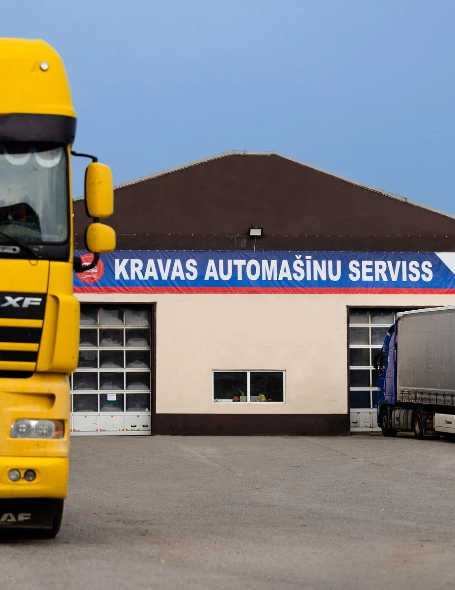 Kravas automašīnu servisa fasādes izkārtne