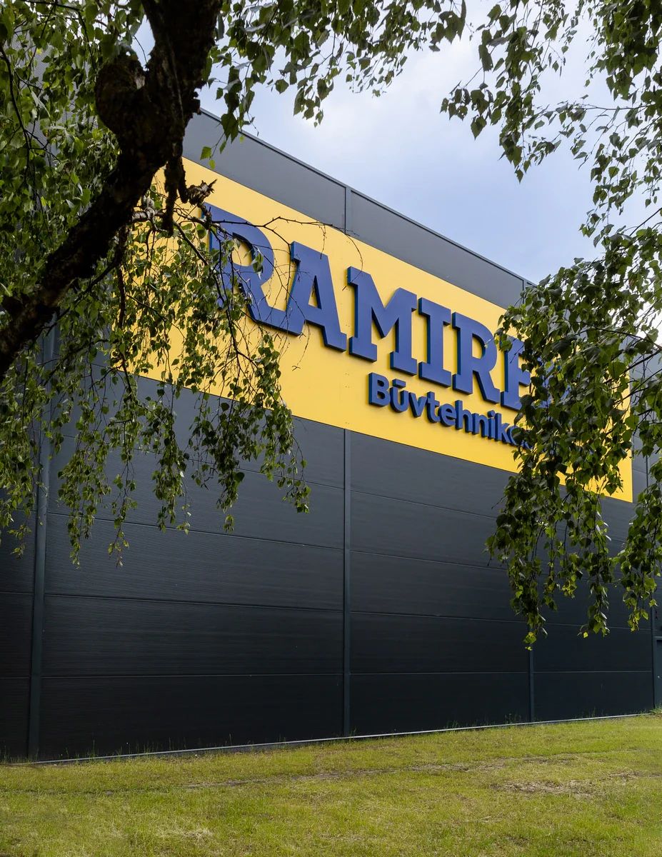 Ramirent izkārtne uz noliktavas fasādes