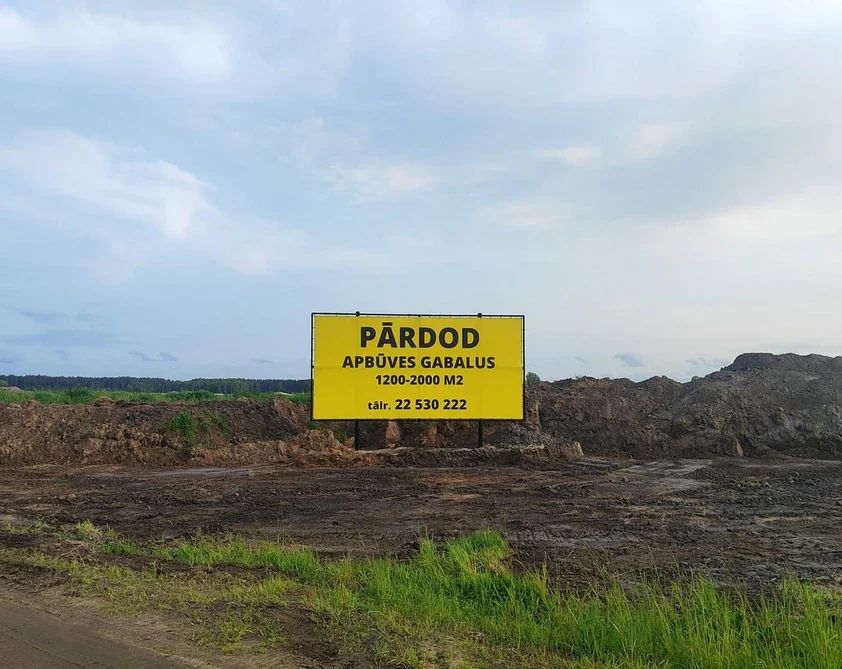 Reklāmas stends par zemes gabalu pārdošanu